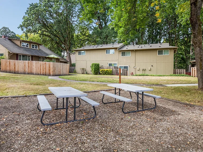 The Oaks Apartments — Photo 6