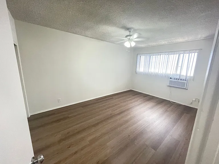 14341 Chandler Blvd — Photo 10