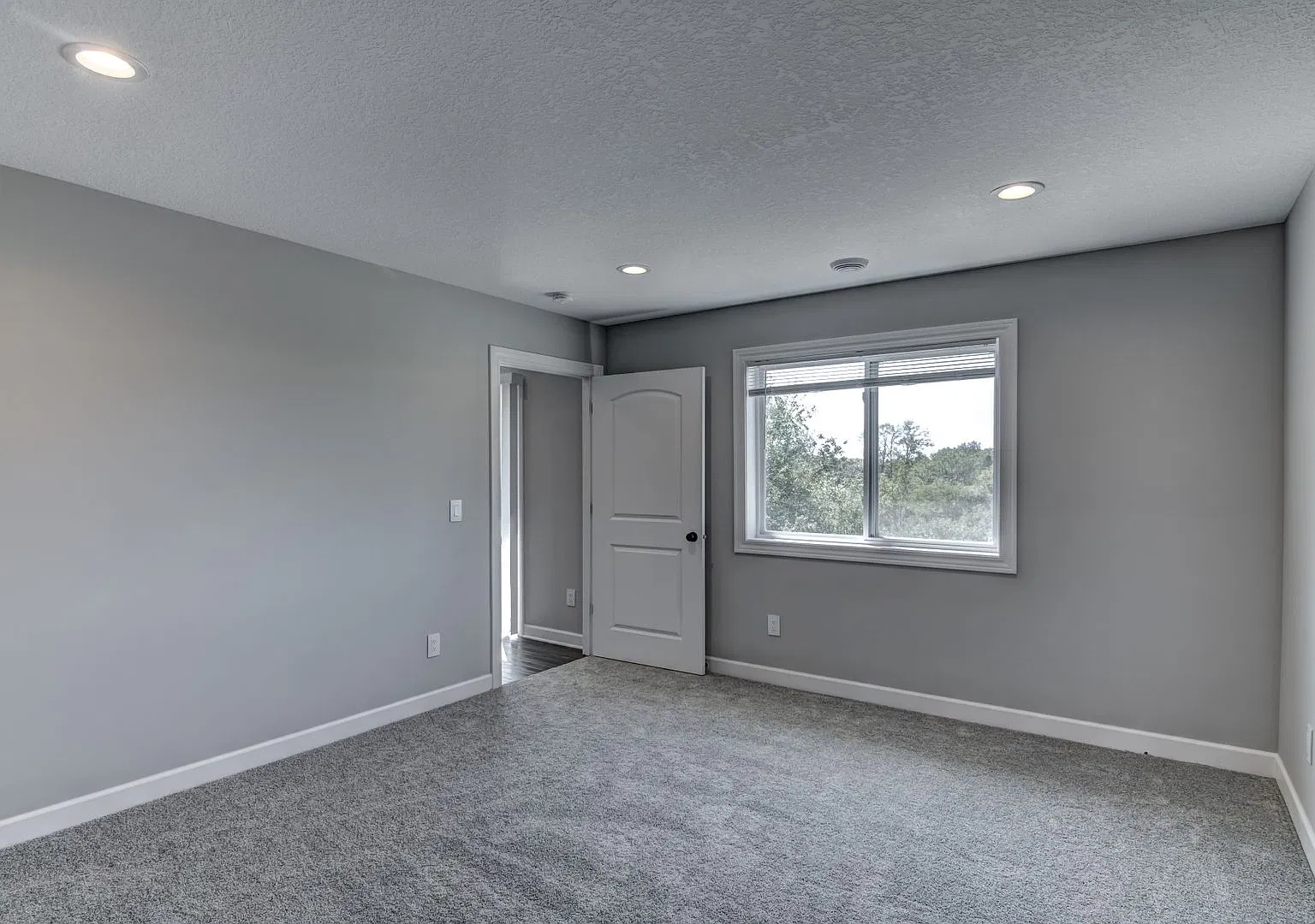 Convenient Location! 3 Bedroom Town Home — Photo 4