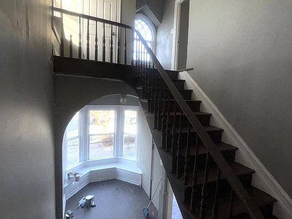 4th image of 66 W Queen St