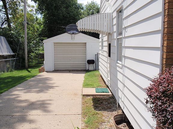 3rd image of 908 W Forrest Hill Ave