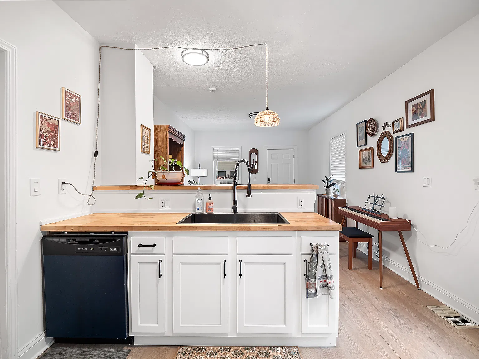 2 bed, 800 sqft, $1,650 — Photo 2