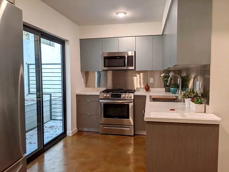 654 N Virgil Ave #214 — Photo 16