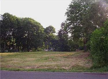 2nd image of 2723 Tamarack Dr