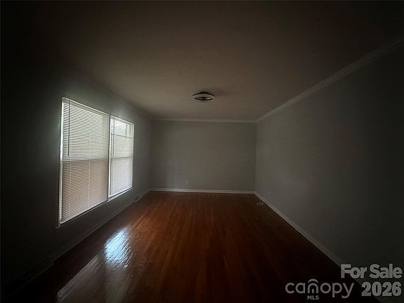 3rd image of 3105 Woodview Dr