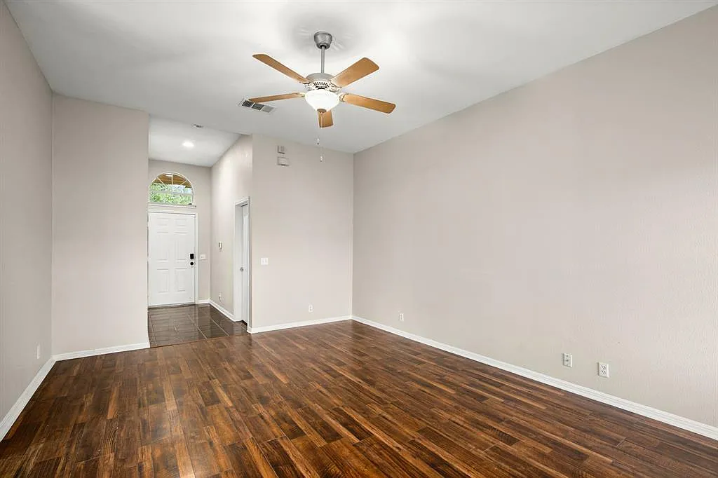 3 bed, 1369 sqft, $1,895 — Photo 2