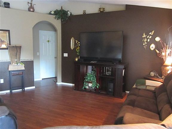 3rd image of 2706 Manchester Dr