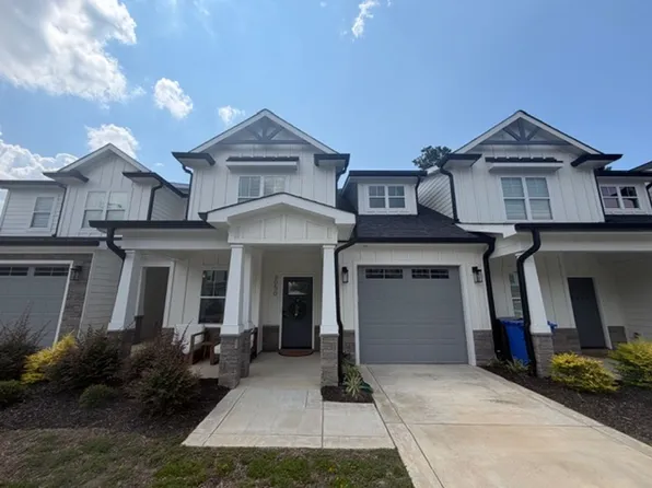 3050 Candlelight Dr, Fayetteville, NC 28311