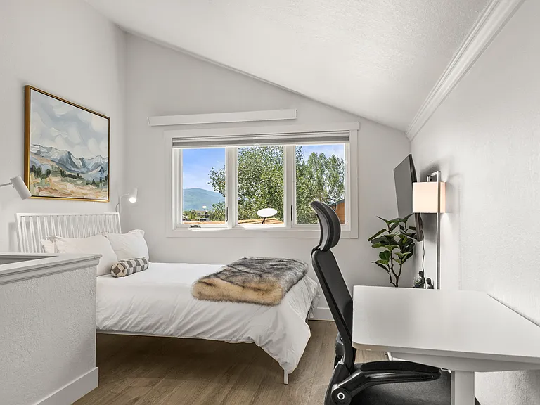 Upstairs Ensuite Bedroom #2 | Workspace