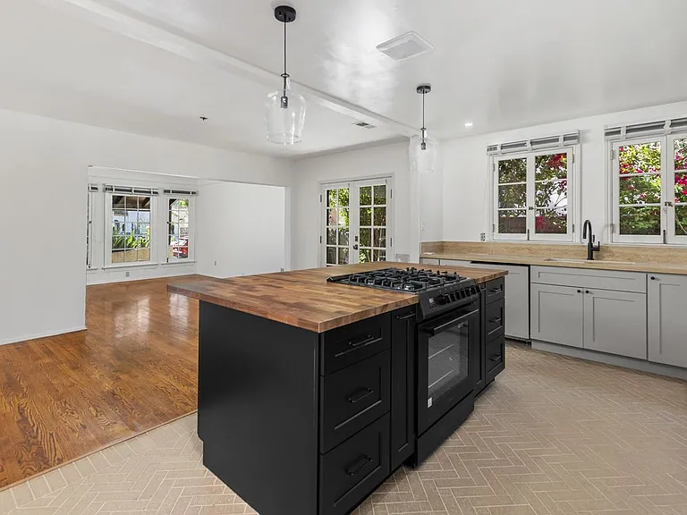 720 N Harper Ave — Photo 8