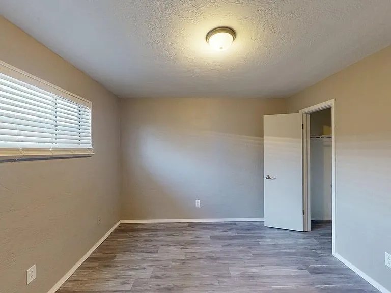 10216 Candelaria Rd NE — Photo 35
