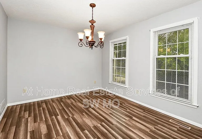 834 E Manchester Dr — Photo 4