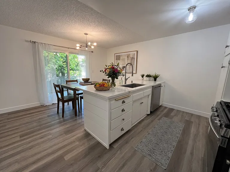 445 E Magnolia Blvd — Photo 7