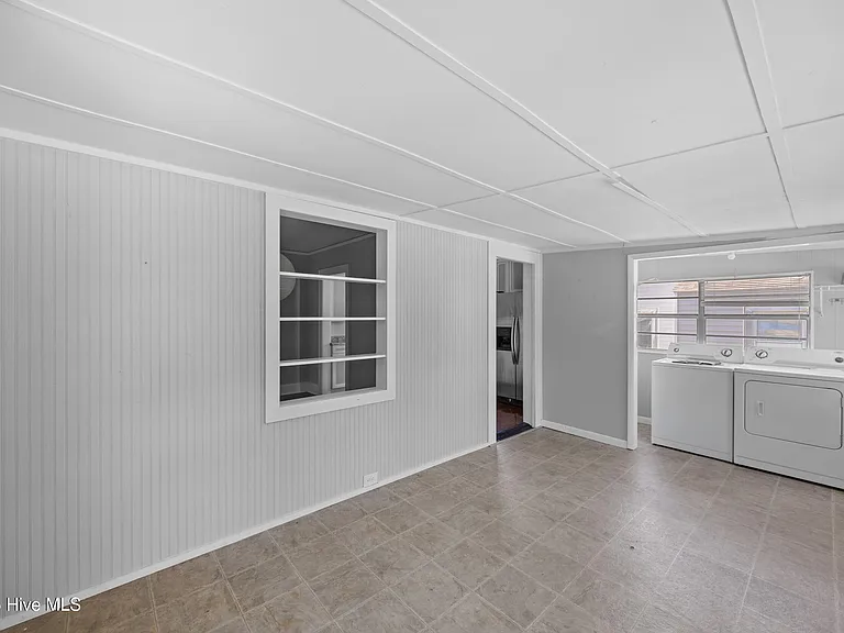 2137 Jackson St — Photo 16