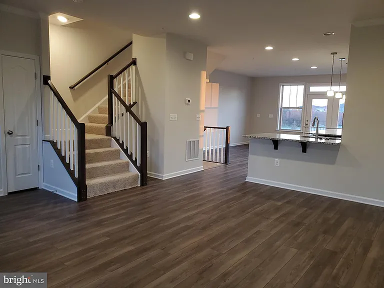304 Faversham Pl — Photo 14