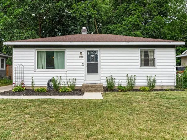 1944 Oak Cliff Dr NE, Grand Rapids, MI 49525