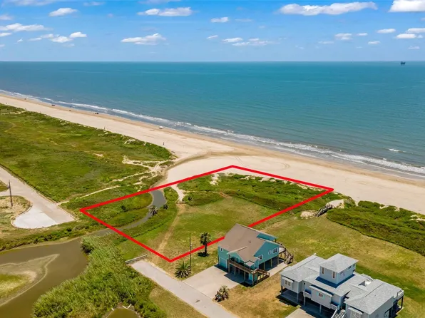 704 Villa Dr, Crystal Beach, TX 77650