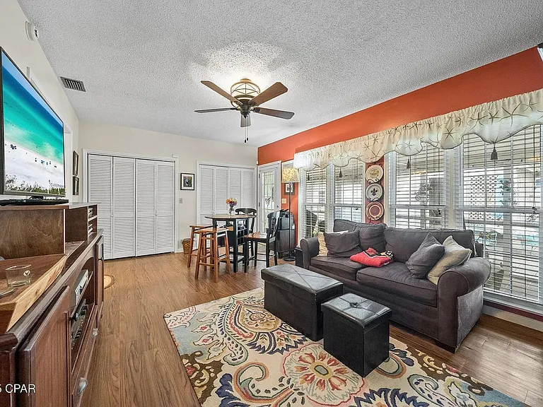 321 S Bonita Ave — Photo 9