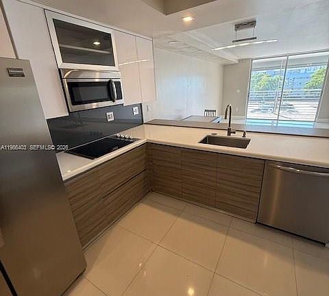 5th image of 3600 NE 170th St APT 407