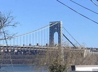 15 Colony Rd, Edgewater, NJ 07020