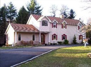98 Pidgeon Hill Rd, Huntington Station, NY 11746