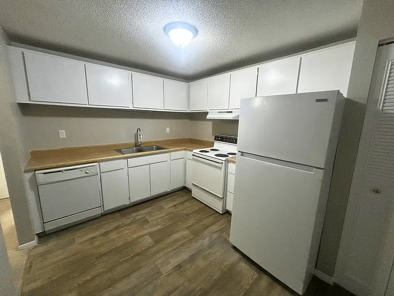 Hollow Hills Apartments — Photo 17