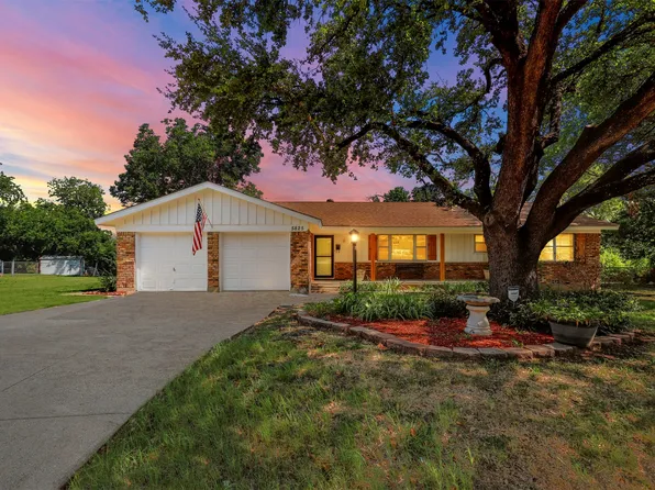 5825 Tourist Dr, North Richland Hills, TX 76117