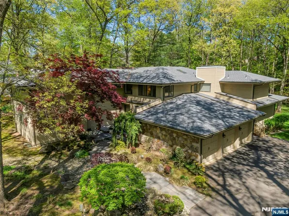 78 Apple Ridge Rd, Woodcliff Lake, NJ 07677
