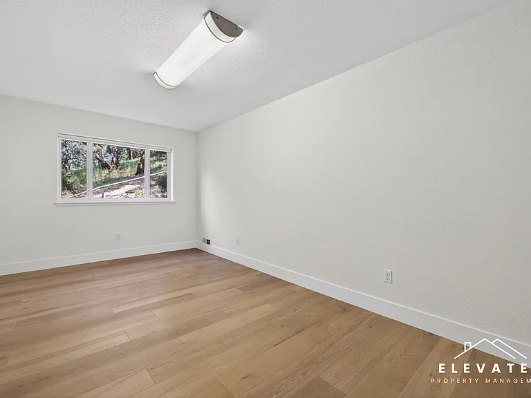 9400 Chalk Hill Rd — Photo 32