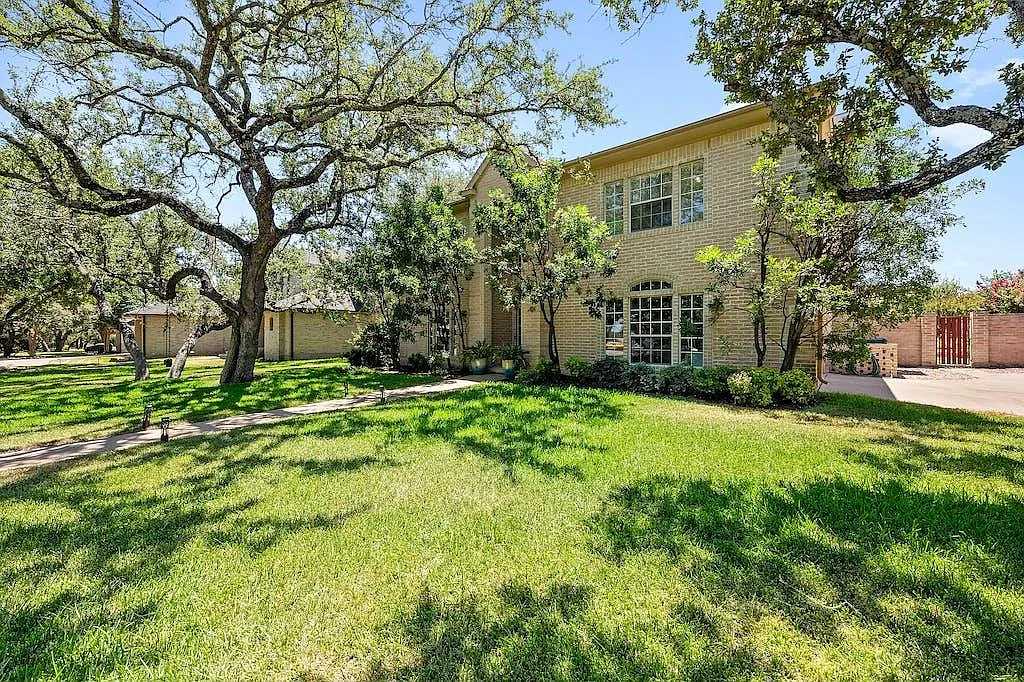 4 bed, 3.5 bath, 3190 sqft, $5,345 — Photo 4