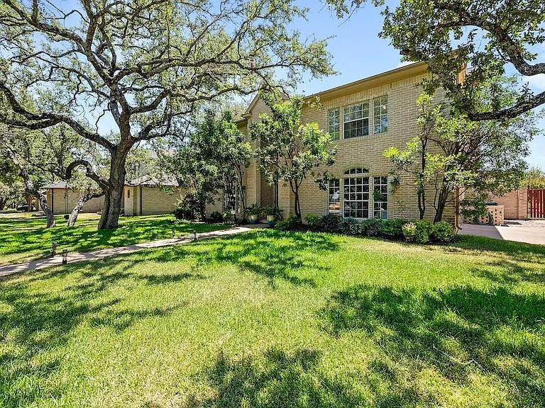 1207 Lakeway Dr — Photo 4