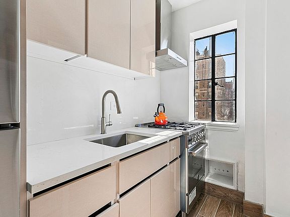 4th image of 10 Park Ave #12F