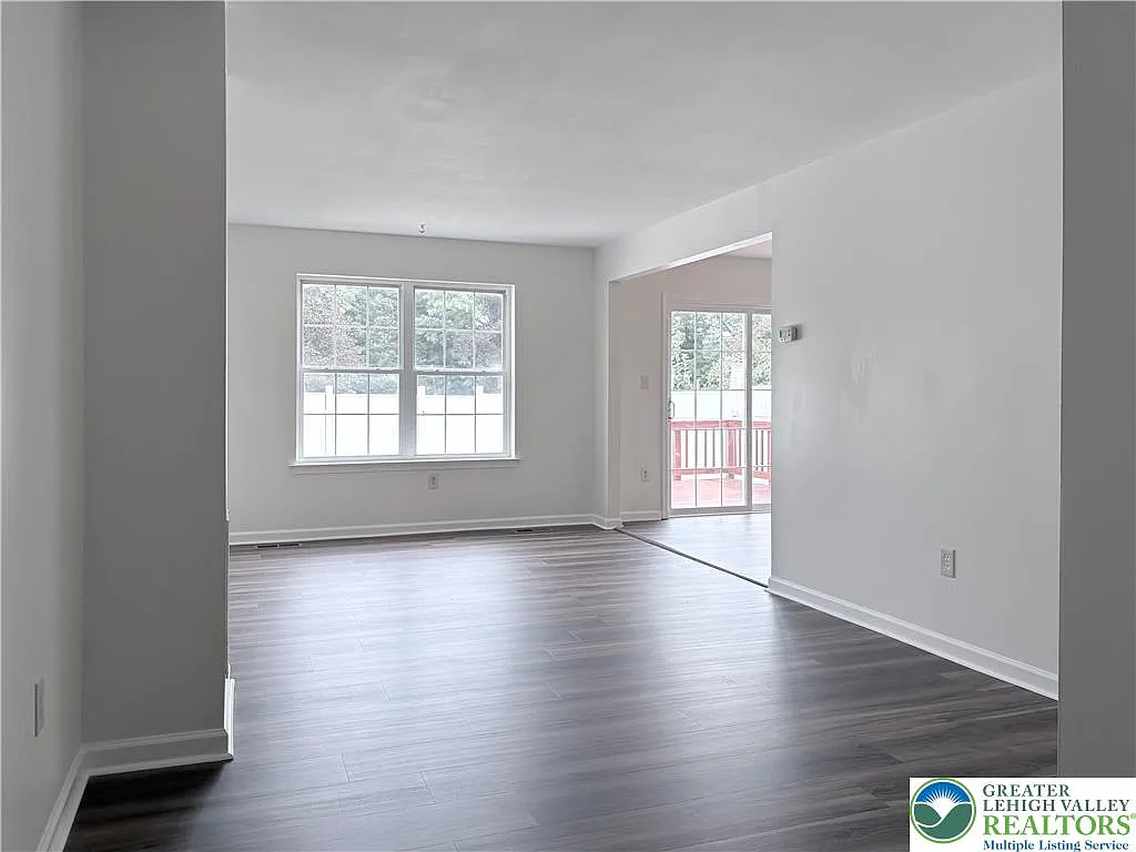 3 bed, 2.5 bath, 2142 sqft, $2,590 — Photo 2
