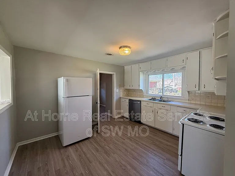 1465 E Seminole St — Photo 4