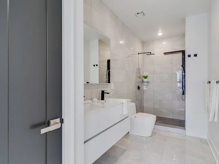 Brand New Luxury Townhouses — Photo 11