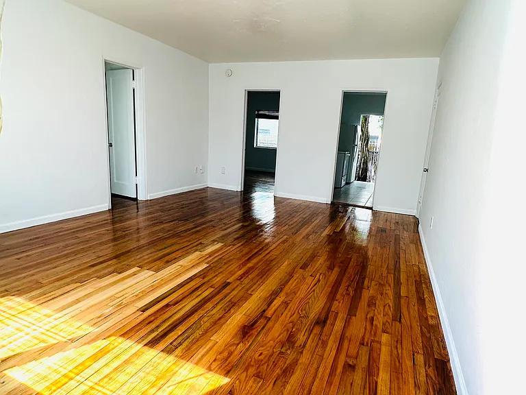 821 W 39th St #6 — Photo 1