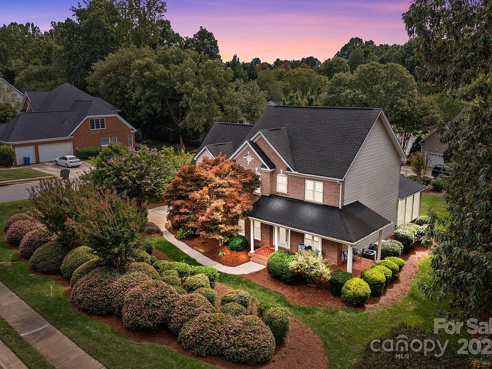 1st image of 219 Fernbrook Dr
