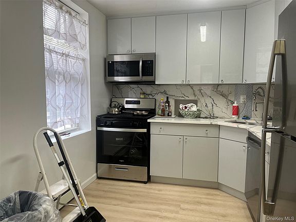 3rd image of 208-10A-39 Avenue New