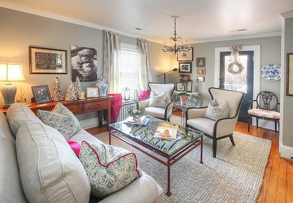 A spacious living room ideal for reading and hosting your friends
This lovely apartment boasts two bedrooms and a huge, enchanting living room