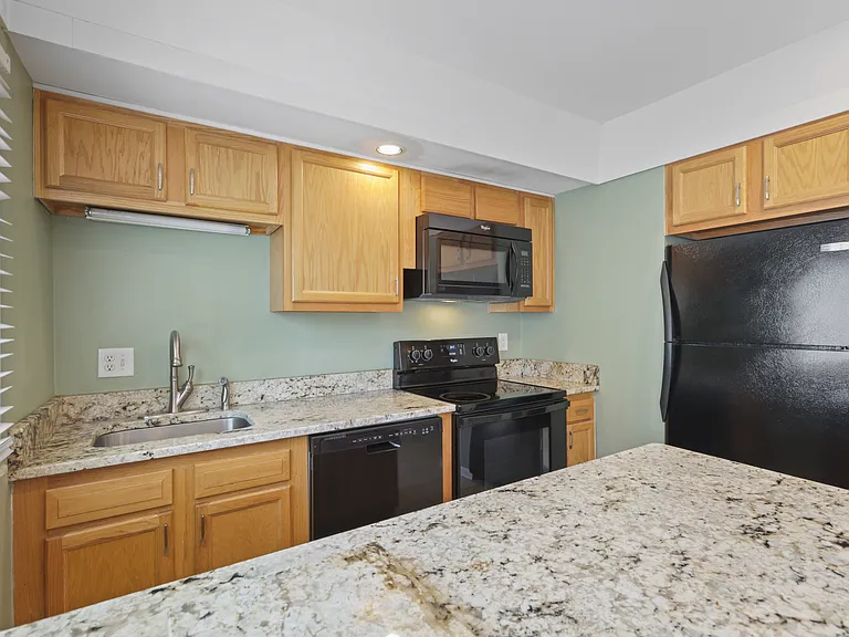 943 Manor Ln — Photo 27