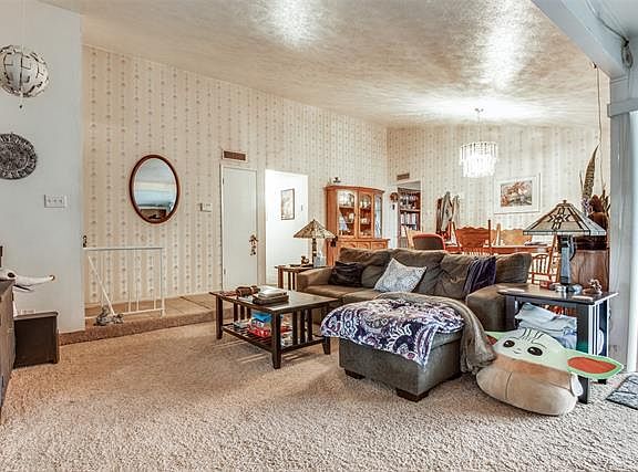 4th image of 1905 Chamberlain Dr