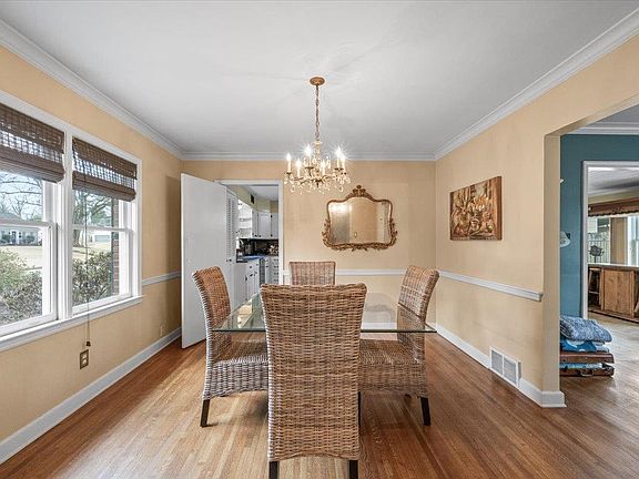 5th image of 1044 Kings Park Rd