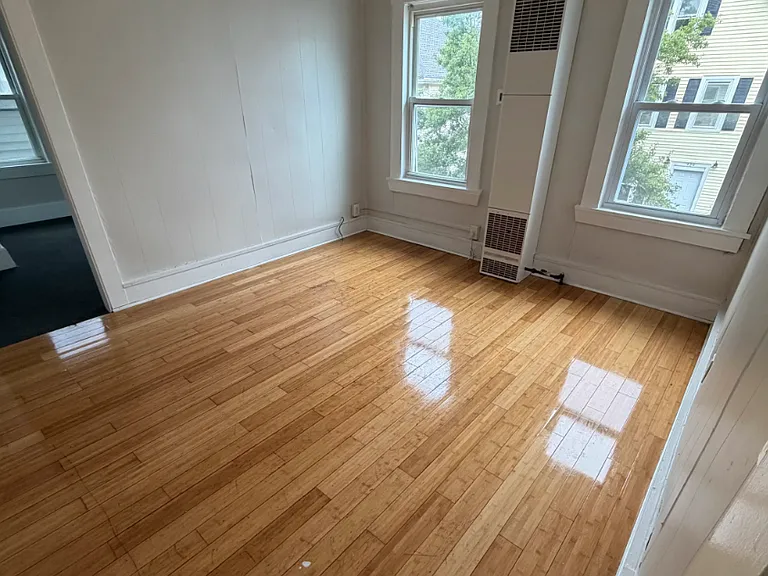 439-441 Rivet St 2E New Bedford Updated 2BR Near Shops, Parks & Major Routes — Photo 10