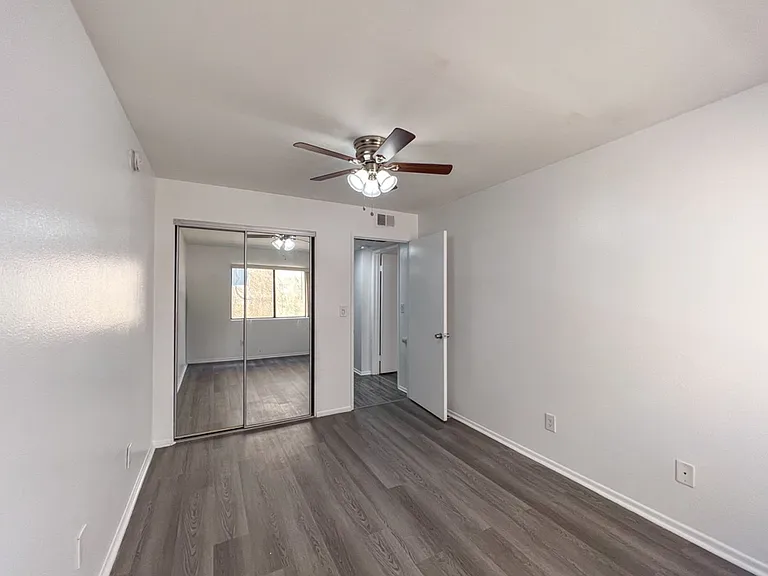 Gorgeous 2 Bed/2 bath apartment in excellent Sherman Oaks area! — Photo 35