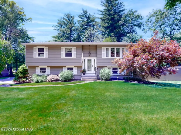 14 Cambridge Avenue, Halfmoon, NY 12065