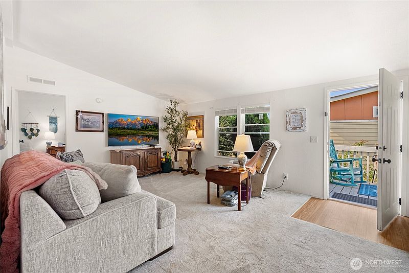 4th image of 905 Carriage Ct #14