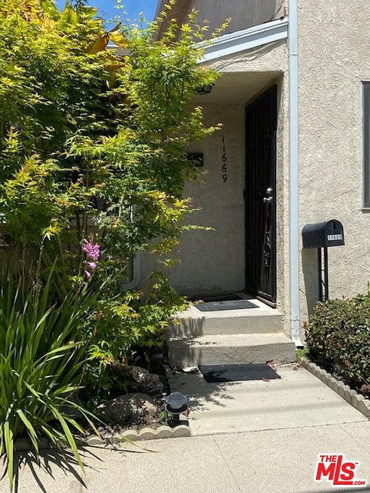 1st image of 1852 S Barrington Ave