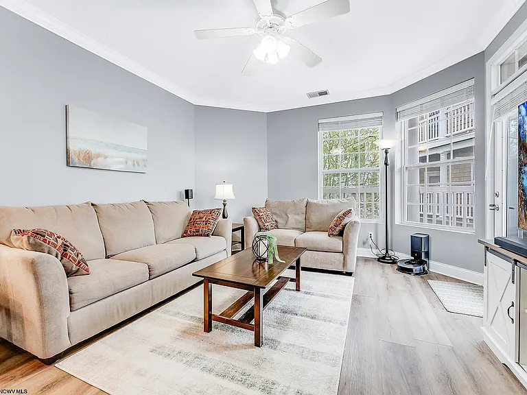 2511 Suncrest Vlg — Photo 14