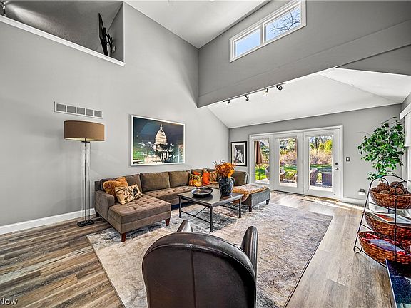3rd image of 20 Sherwood Ct