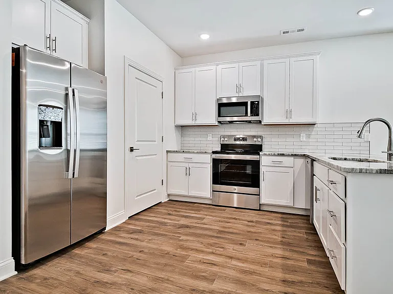 361 Turnberry Ct — Photo 3